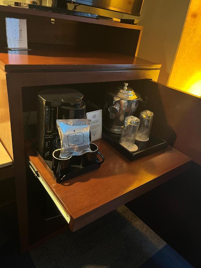 ホテル エンポリオ レフォルマ メキシコシティ エクステリア 写真 A coffee and tea maker in a hotel room