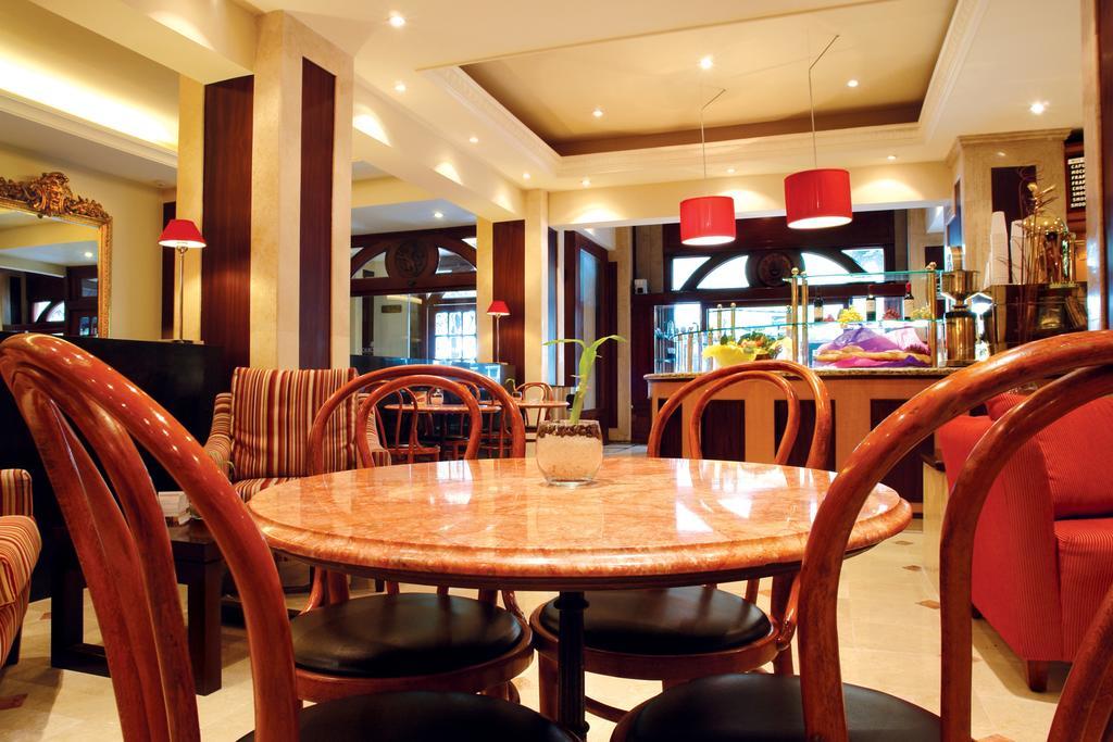 ホテル エンポリオ レフォルマ メキシコシティ レストラン 写真 The interior of the restaurant