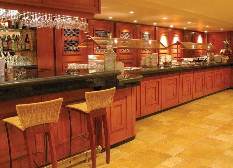 ホテル エンポリオ レフォルマ メキシコシティ レストラン 写真 A bar at a hotel