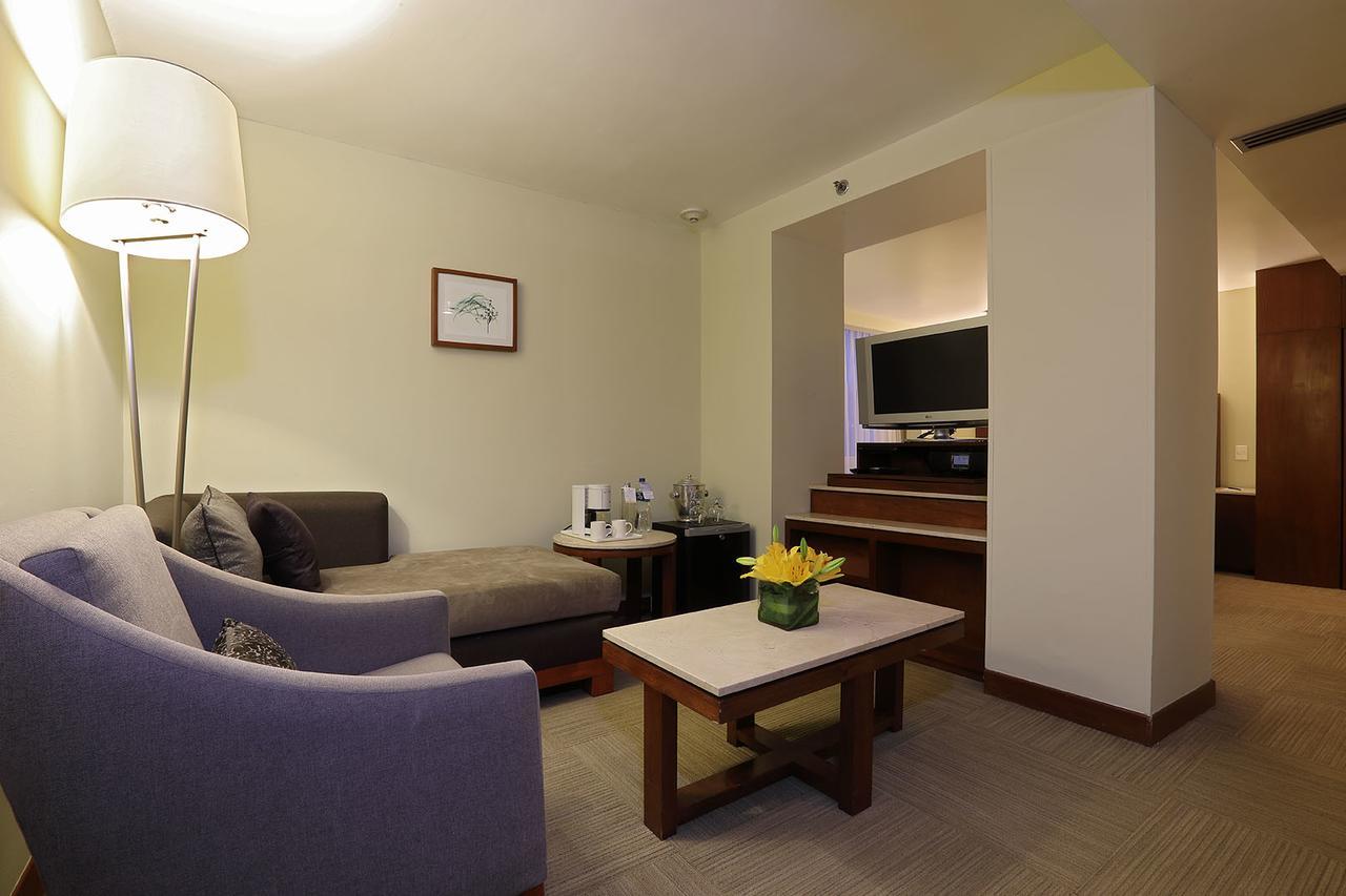 ホテル エンポリオ レフォルマ メキシコシティ 部屋 写真 A living room in a suite at the Mandarin Oriental, Hong Kong