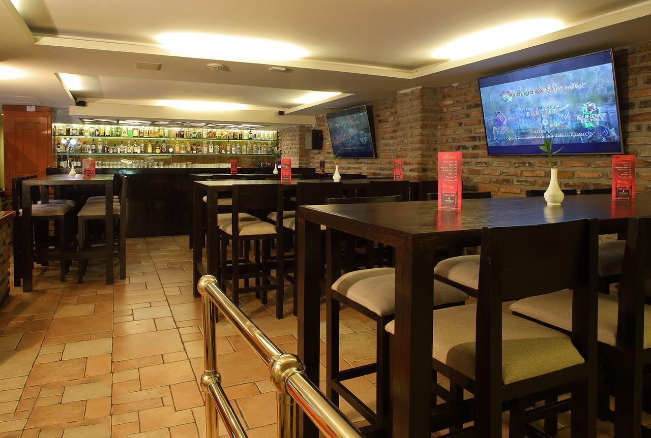 ホテル エンポリオ レフォルマ メキシコシティ エクステリア 写真 The interior of a sports bar in Warsaw, Poland