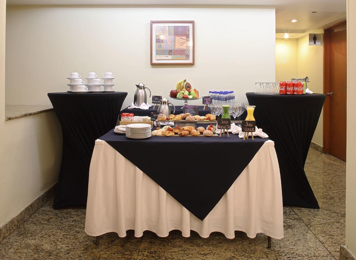 ホテル エンポリオ レフォルマ メキシコシティ エクステリア 写真 A buffet table