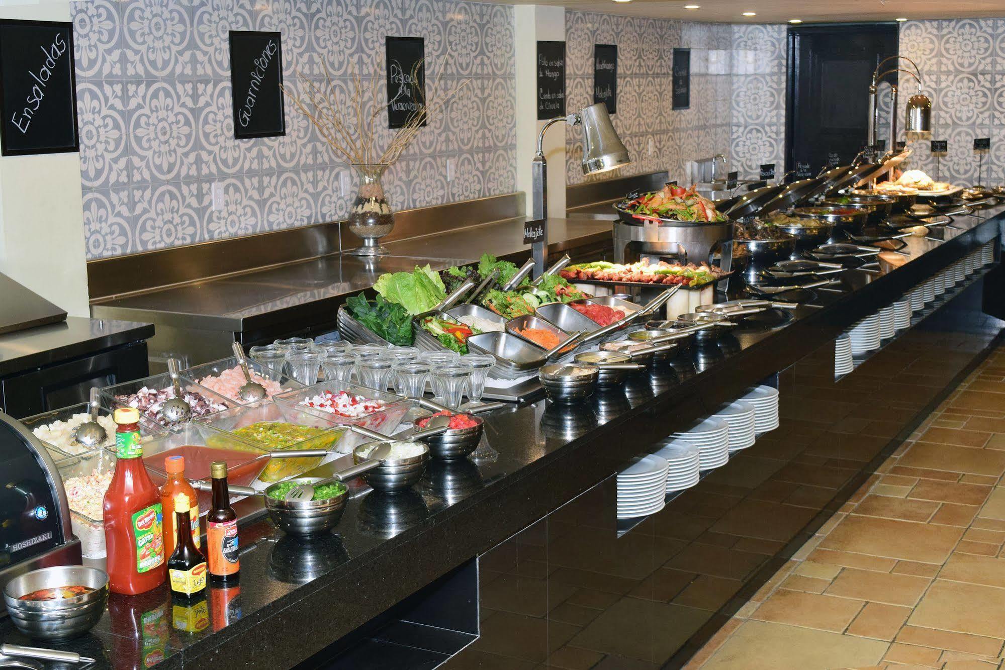 ホテル エンポリオ レフォルマ メキシコシティ エクステリア 写真 A salad bar