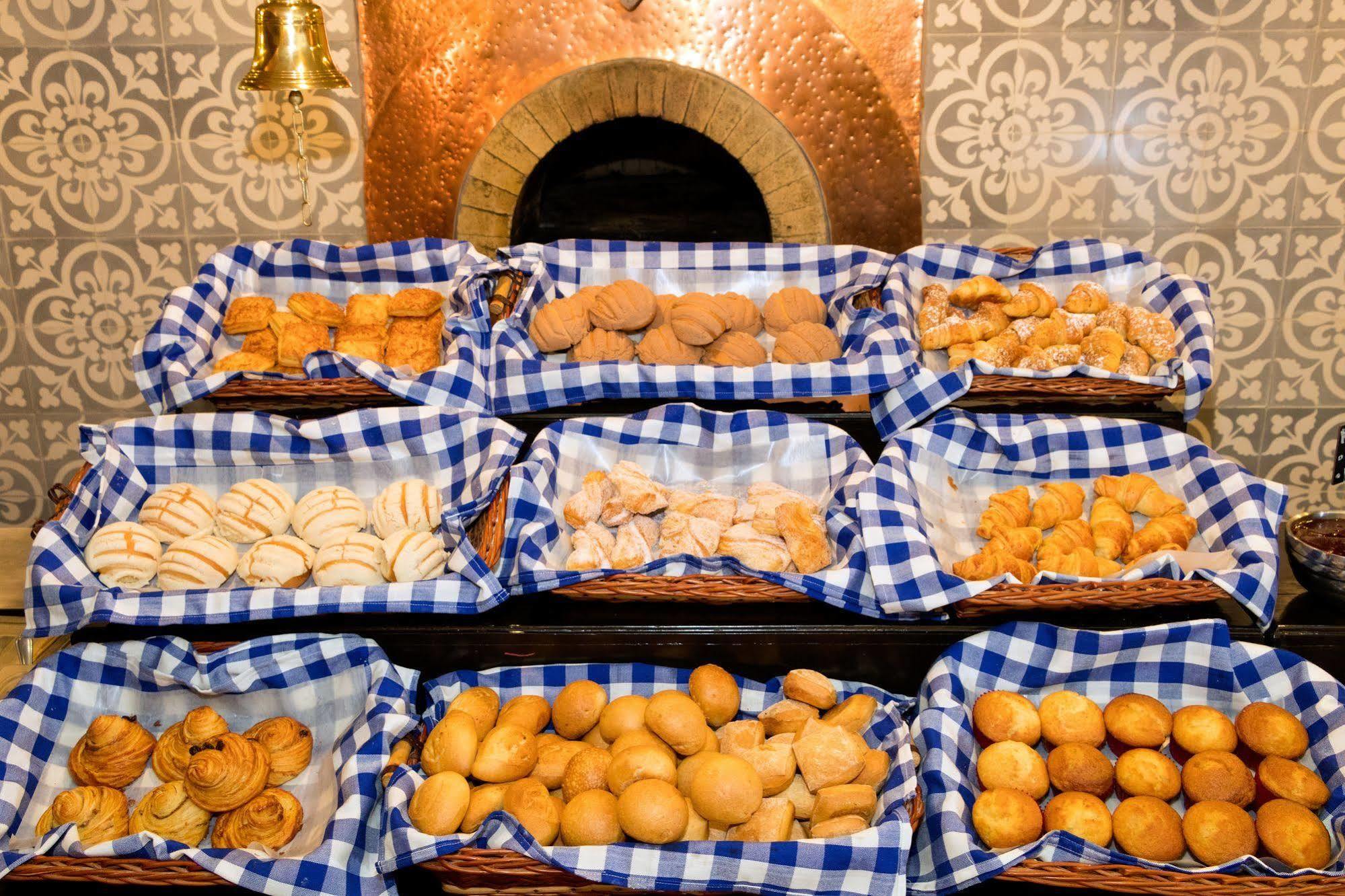 ホテル エンポリオ レフォルマ メキシコシティ エクステリア 写真 Buns and pastries